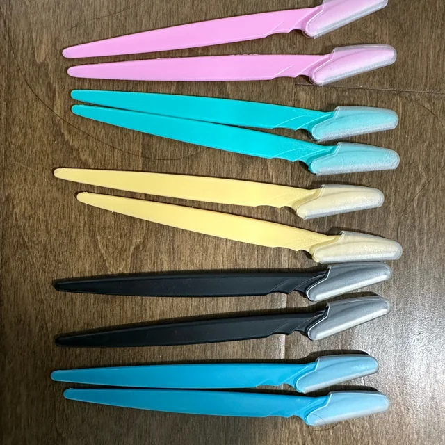 Peachly dermaplane razor photographed by a verified buyer