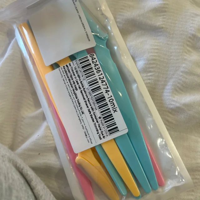 Peachly dermaplane razor photographed by a verified buyer