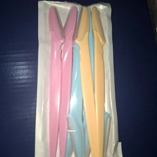 Peachly dermaplane razor photographed by a verified buyer