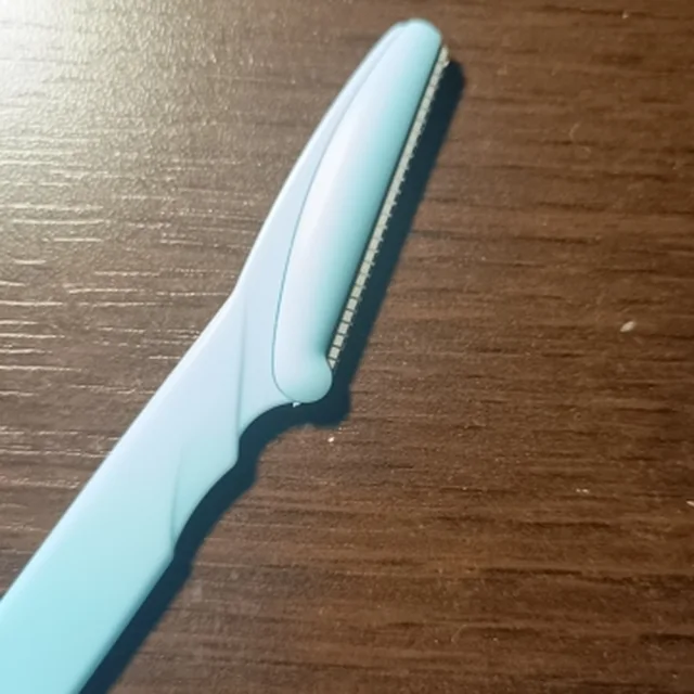 Peachly dermaplane razor photographed by a verified buyer