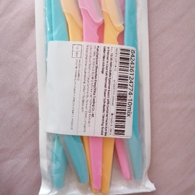 Peachly dermaplane razor photographed by a verified buyer