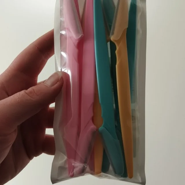 Peachly dermaplane razor photographed by a verified buyer