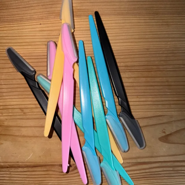 Peachly dermaplane razor photographed by a verified buyer