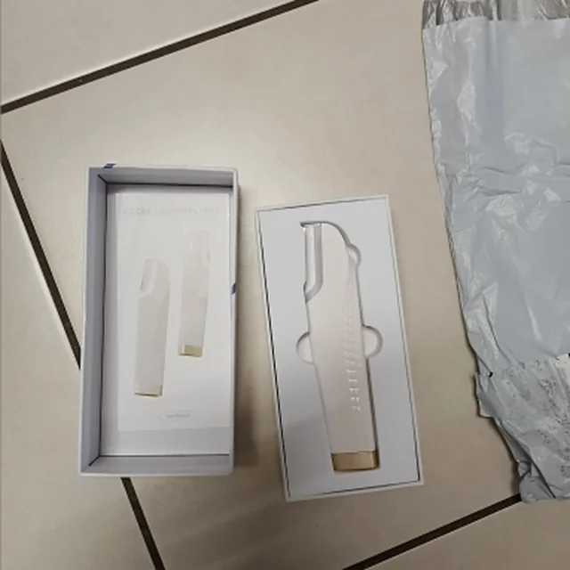 Peachly dermaplane razor photographed by a verified buyer