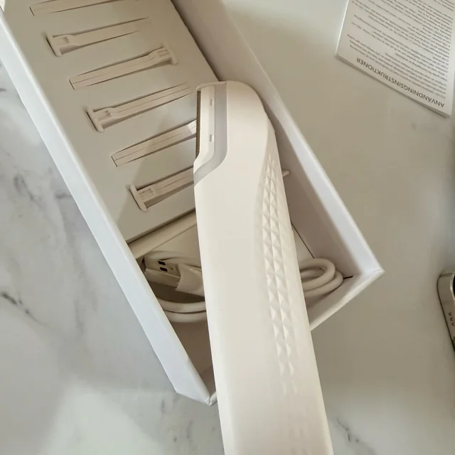 Peachly dermaplane razor photographed by a verified buyer
